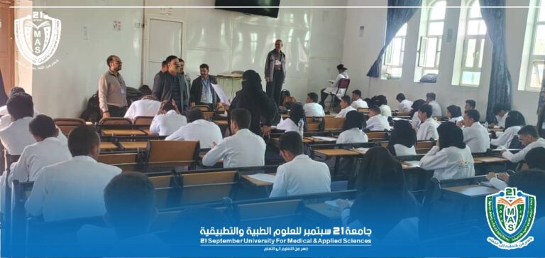 تدشين اختبارات نصف الفصل الدراسي الأول من العام الجامعي 1446هـ في كلية الصيدلة السريرية وعميد الكلية الأستاذ الدكتور /علي اليحوي يتفقد سير الاختبارات في مختلف القاعات.