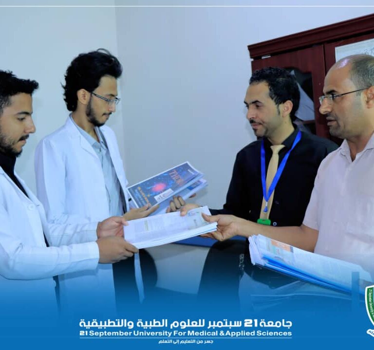 دشنت كلية الطب بالتعاون مع ملتقى الطالب الجامعي اليوم المبادرة السنوية لمشروع (ثمرة كتاب) 1446هـ، بحضور نائب عميد كلية الطب الأستاذ الدكتور /أحمد مبارك و أمين الكلية الأستاذ /ردفان الجماعي وذلك بتوجيهات و رعاية معالي رئيس الجامعة الأستاذ الدكتور /مجاهد علي معصار وإشراف عميد الكلية الأستاذ الدكتور /سلوى الغميري .وتهدف المبادرة إلى غرس قيم التكاتف والتكافل بين طلبة الجامعة، من خلال جمع أكبر قدر ممكن من الكتب والمراجع من طلبة الدفع السابقة، و تزويد طلبة الدفع التالية بها لكل من يحتاج إليها.