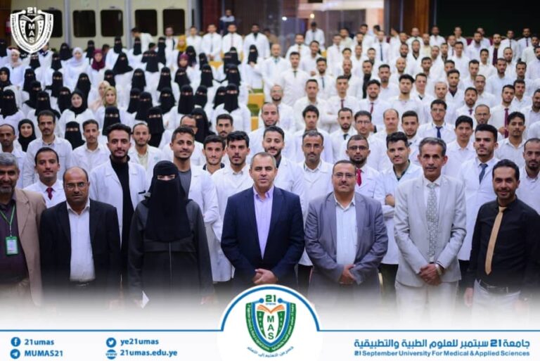 على هامش البروفات التحضيريةللمؤتمرالسادس للجامعة والثاني لمناقشة بحوث تخرج الدفعة الثانية من كلية الطب، معالي رئيس الجامعة الأستاذ الدكتور مجاهد علي معصار يلتقط صور تذكارية مع الطلبة المشاركين في المؤتمر.