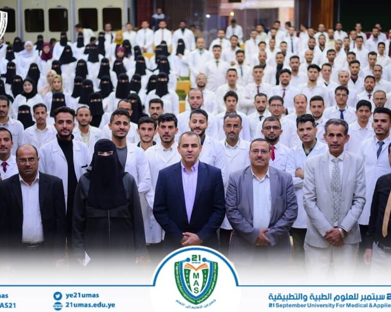 على هامش البروفات التحضيريةللمؤتمرالسادس للجامعة والثاني لمناقشة بحوث تخرج الدفعة الثانية من كلية الطب، معالي رئيس الجامعة الأستاذ الدكتور مجاهد علي معصار يلتقط صور تذكارية مع الطلبة المشاركين في المؤتمر.