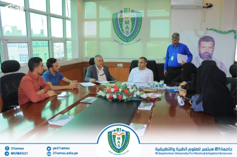 معالي رئيس الجامعة يناقش مع طلبة الطب استعدادات المؤتمر العلمي الثالث للكلية والتاسع للجامعة