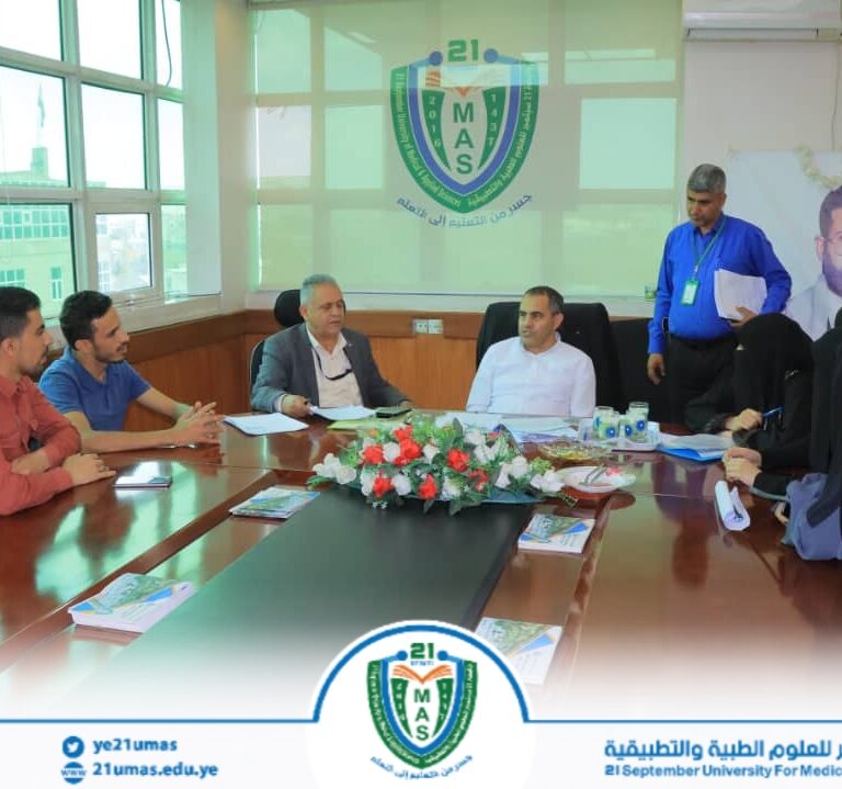 معالي رئيس الجامعة يناقش مع طلبة الطب استعدادات المؤتمر العلمي الثالث للكلية والتاسع للجامعة