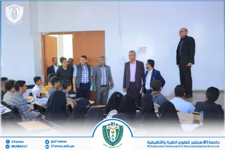 بمتابعة من معالي رئيس الجامعة الأستاذ الدكتور مجاهد علي معصار أمين عام الجامعة الأستاذ عبد الكريم الأكحلي ومعه الأمين العام المساعد الأستاذ رفاقي الأغبري يتفقدان سير العمل الإداري  والفني في مختلف ادارات الجامعة.