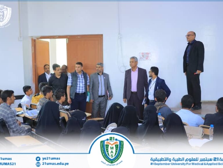 بمتابعة من معالي رئيس الجامعة الأستاذ الدكتور مجاهد علي معصار أمين عام الجامعة الأستاذ عبد الكريم الأكحلي ومعه الأمين العام المساعد الأستاذ رفاقي الأغبري يتفقدان سير العمل الإداري  والفني في مختلف ادارات الجامعة.