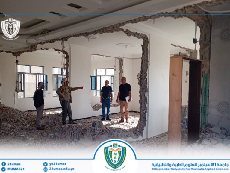 جانب من تفقد أمين عام الجامعة الأستاذ عبد الكريم الأكحلي لتفقد تنفيذ االأعمال الإنشائية في معمل طاولة التشريح الالكتروني