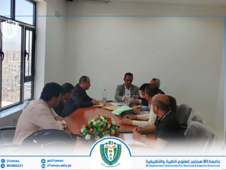 جانب من اجتماع لجنه المناقصات والمزايدات لفتح ظروف المزايدات الخاصه بصيدلية المجمع الطبي للعيادات الاستشاريه