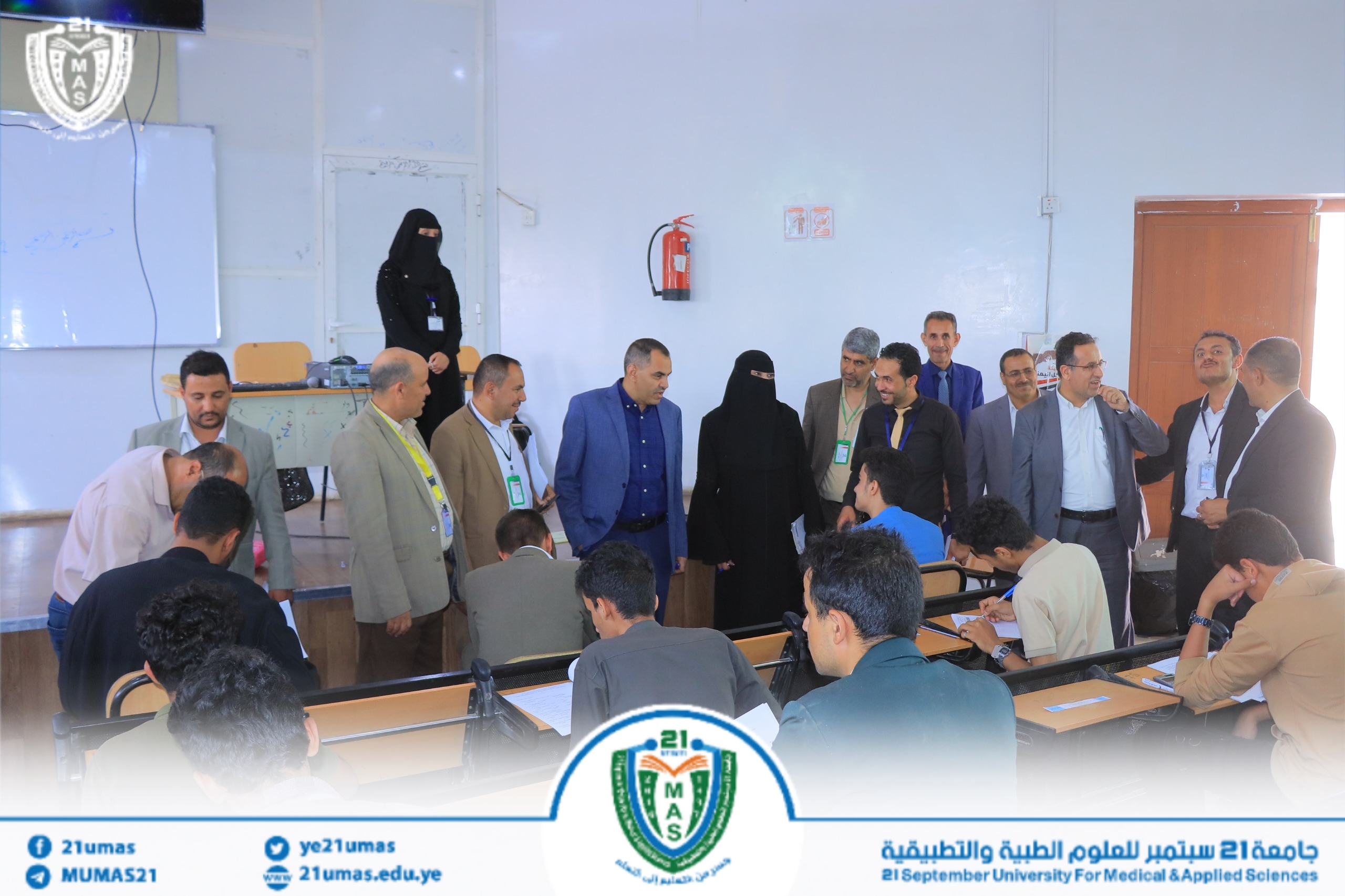 معالي رئيس الجامعة الأستاذ الدكتور مجاهد علي معصار ومعه نائباه لشئون الطلاب الأستاذ الدكتور جميل مجلي و الشئون الأكاديمية الأستاذ الدكتور مطيع أبو عريج، وعميد كلية الطب الأستاذ الدكتور سلوى الغميري ونوابها يتفقدون سير اختبارات المفاضلة في كلية الطب النظام الموازي للعام الجامعي 1447هـ