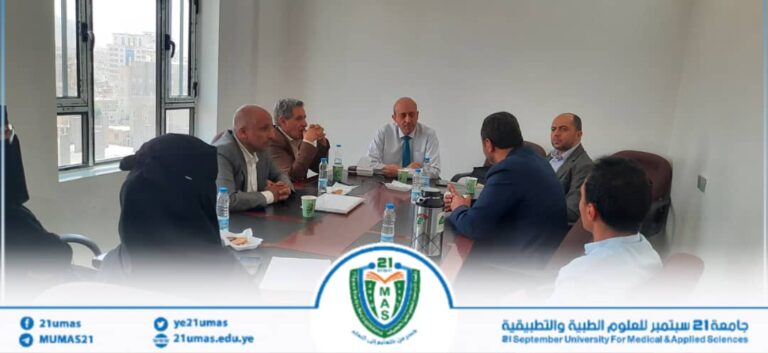 بحضور مساعد نائب رئيس الجامعة لشئون الدراسات العليا والبحث العلمي الأستاذ الدكتور محمد الدروبي تم عقد الاجتماع الاعتيادي الثاني للجنة إعداد برامج الدراسات العليا (الماجستير) في كلية طب الأسنانبرئاسة عميد الكلية الاستاذ الدكتور عبدالوهاب الخولاني.