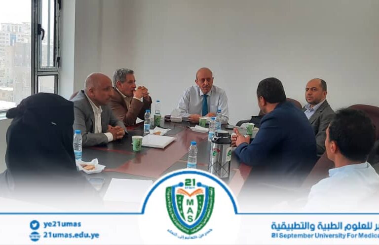 بحضور مساعد نائب رئيس الجامعة لشئون الدراسات العليا والبحث العلمي الأستاذ الدكتور محمد الدروبي تم عقد الاجتماع الاعتيادي الثاني للجنة إعداد برامج الدراسات العليا (الماجستير) في كلية طب الأسنانبرئاسة عميد الكلية الاستاذ الدكتور عبدالوهاب الخولاني.