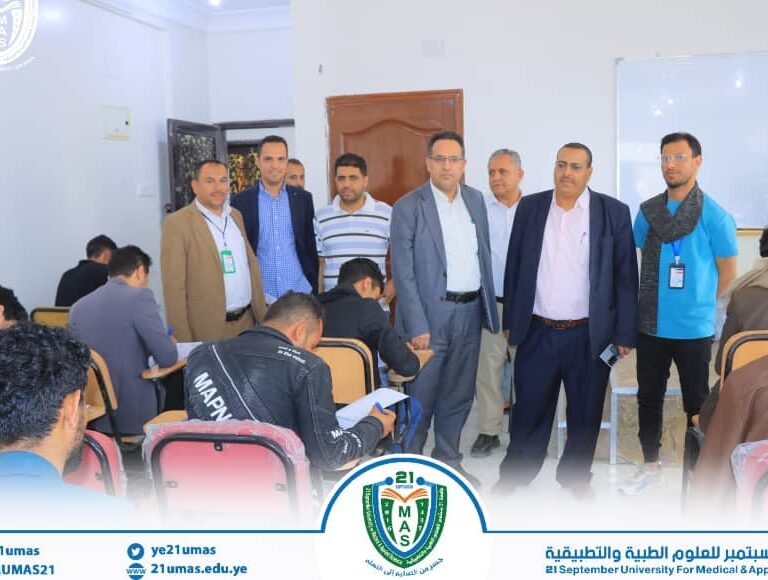 بإشراف مباشر من معالي رئيس الجامعة الأستاذ الدكتور مجاهد علي معصارتفقد نائبا رئيس الجامعة للشؤون الأكاديمية الأستاذ الدكتور مطيع أبو عريج والطلاب الأستاذ الدكتور جميل مجلي ومعهما عميد كلية طب الأسنان الأستاذ الدكتور عبد الوهاب الخولاني ومسجل عام الجامعة الأستاذ علي مدار وأمين عام الكلية الدكتورة سمية القواس وعدد من مسؤولي الجامعة سير اختبارات المفاضلة للطلاب والطالبات المتقدمين للالتحاق بكلية طب الأسنان -النظام الموازي- للعام الجامعي 1447هـ..