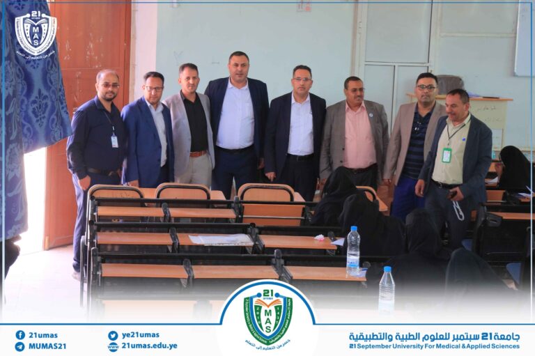 بإشراف مباشر من معالي رئيس الجامعة الأستاذ الدكتور مجاهد علي معصار نائبا رئيس الجامعة للشؤون الأكاديمية والطلاب الأستاذ الدكتور مطيع أبو عريج والأستاذ الدكتور جميل مجلي ومعهم عميد كلية الصيدلة السريرية الأستاذ الدكتور علي اليحوي ونائباه الدكتور عبد الاله ثابت والدكتورة فاتن ثامر وأمين عام الكلية الدكتور عبدالله معصار يتفقدون سير اختبارات المفاضلة للطلاب والطالبات المتقدمين للالتحاق بكلية الصيدلة السريرية -النظام العام- للعام الجامعي 1447هـ..