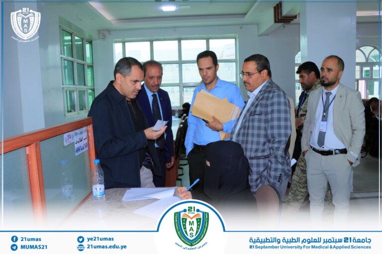 رئيس الجامعة يتفقد سير اختبار القبول في كلية العلوم الطبية التطبيقية