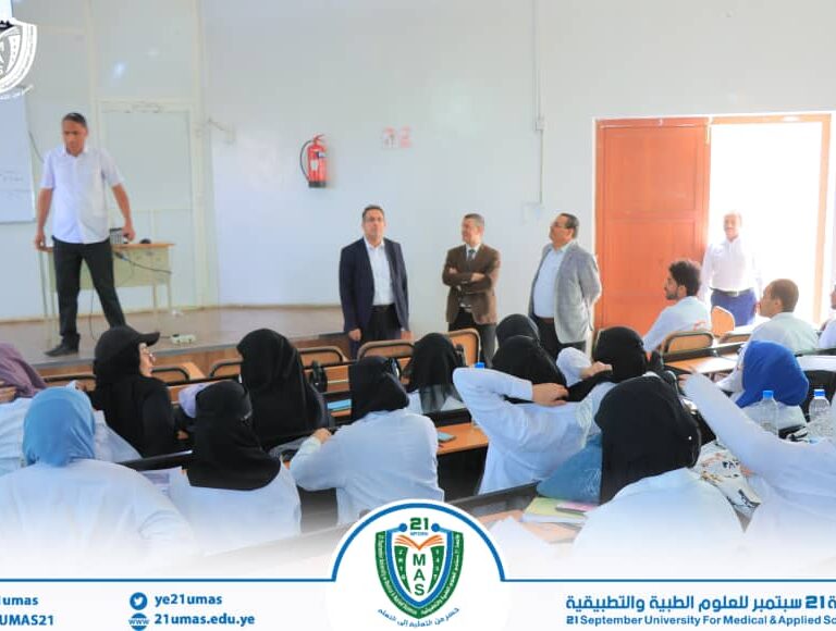 برعاية وإشراف مباشر من معالي رئيس الجامعة الأستاذ الدكتور مجاهد علي معصار نواب رئيس الجامعة للشؤون الأكاديمية والطلاب والدراسات العليا والبحث العلمي, الأستاذ الدكتور مطيع أبو عريج والأستاذ الدكتور جميل مجلي والأستاذ الدكتور سليم الرياشي, يدشنون العام الجامعي ١٤٤٧ھ…..