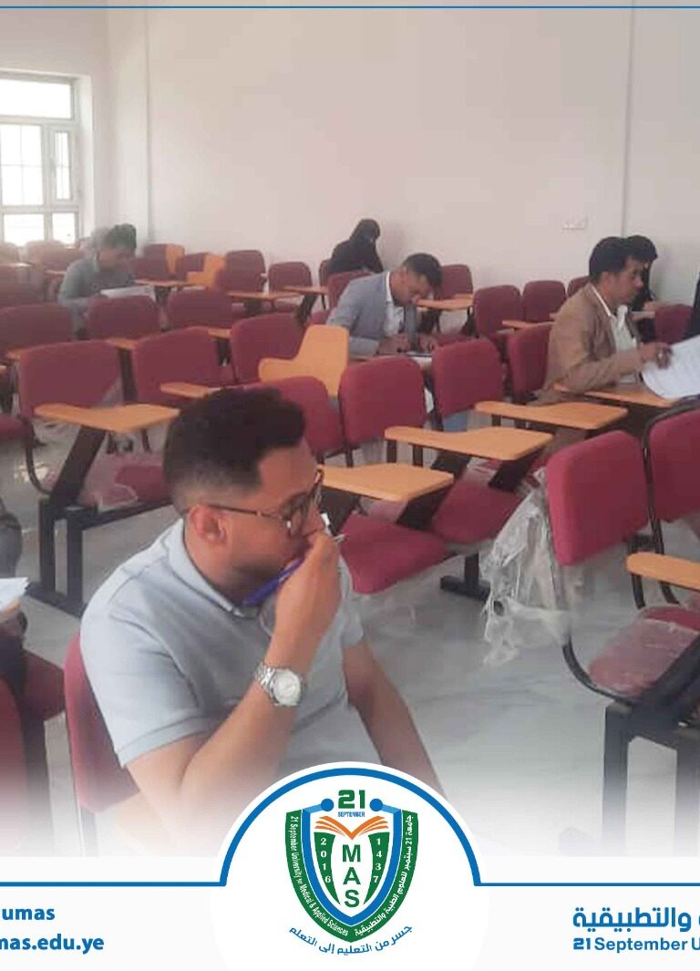 مساعد نائب رئيس الجامعة لشئون الدراسات العليا والبحث العلمي الأستاذ الدكتور محمد الدروبي يتفقد سير الاختبارات النهائية للدفعة الثانية من طلبة الماجستير في تخصص الرعاية التنفسية.