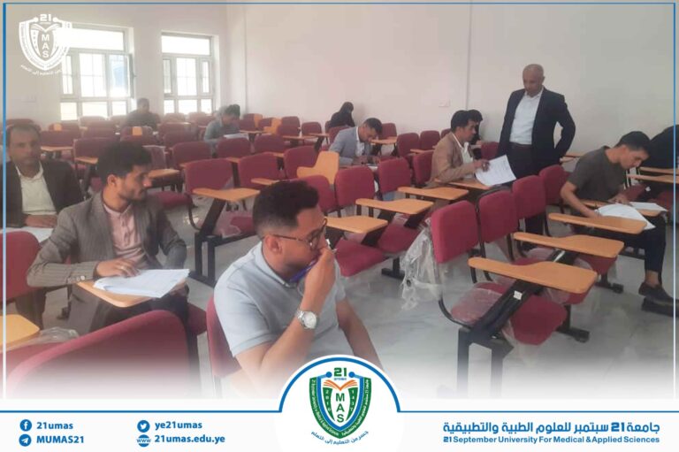 مساعد نائب رئيس الجامعة لشئون الدراسات العليا والبحث العلمي الأستاذ الدكتور محمد الدروبي يتفقد سير الاختبارات النهائية للدفعة الثانية من طلبة الماجستير في تخصص الرعاية التنفسية.