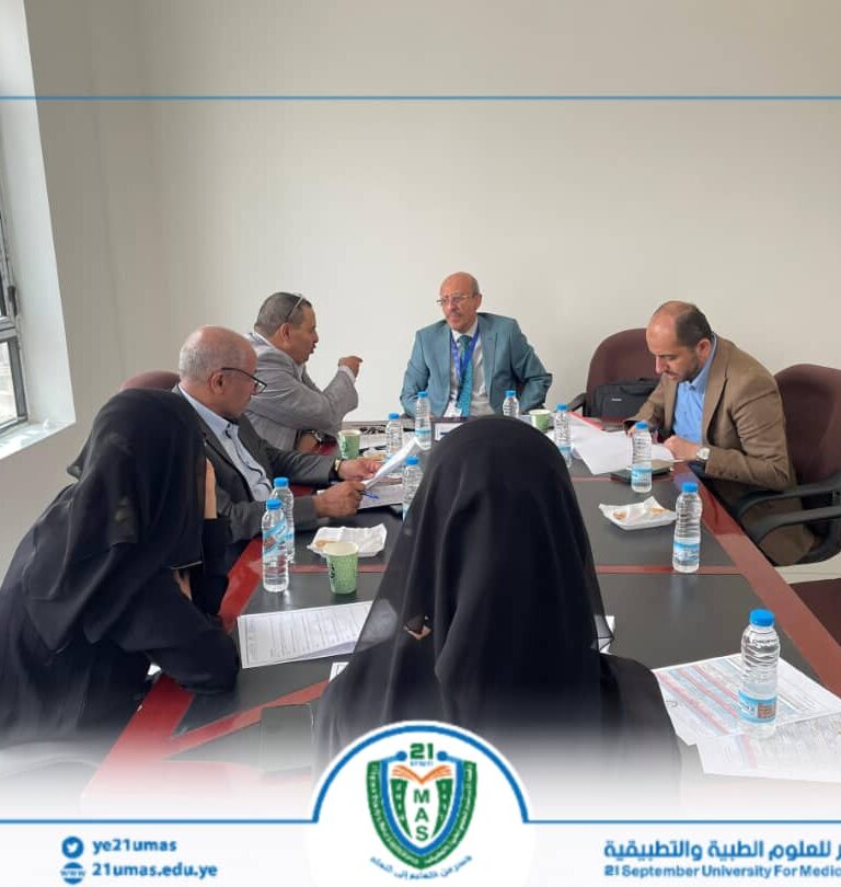 مجلس كلية طب الأسنان يعقد اجتماعه الاعتيادي الأول 1447هـ.