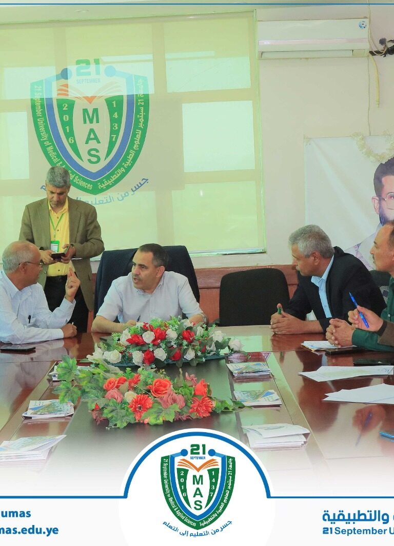 معالي رئيس الجامعة الأستاذ الدكتور مجاهد علي معصار يناقش مع أمين عام الجامعة الأستاذ عبد الكريم الأكحلي وعدد من المسئولين بالجامعة سير العملية التعليمية والإدارية بالجامعة.