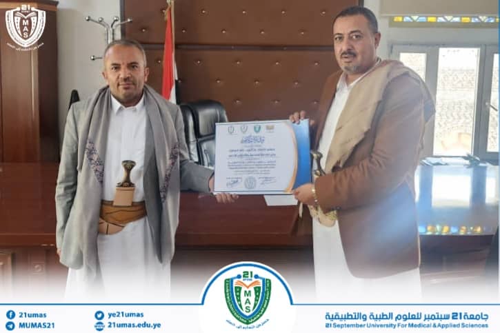 بتكليف من معالي رئيس الجامعة الأستاذ الدكتور مجاهد علي معصار,عميد كلية الإدارة الطبية الاستاذ الدكتور ابراهيم الحمدي يسلم لوزير الخدمة المدنية والتأمينات الاستاذ الدكتور خالد الحوالي شهادة تقديرية من المؤتمر الأول للإدارة الطبية بجامعة 21سبتمبر الطبية والتطبيقية, من جانبه أشاد معالي الوزير بالإنجازات العظيمة والمتسارعة التي تحققها الجامعة بقيادة الاستاذ الدكتور مجاهد معصار….