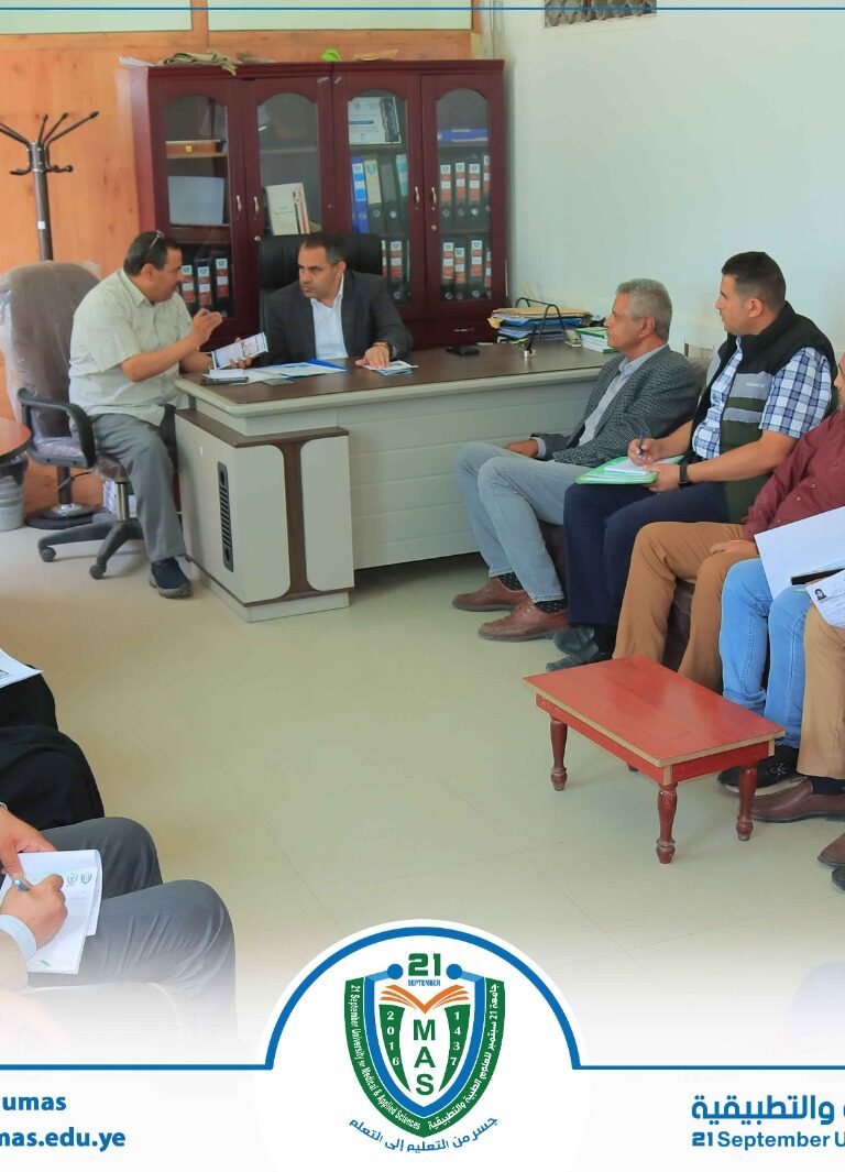 معالي رئيس الجامعة الاستاذ الدكتور مجاهد علي معصار يناقش مع نائب رئيس الجامعة لشؤون الطلاب الأستاذ الدكتور جميل مجلي والأمين العام الأستاذ عبد الكريم الأكحلي وامناء الكليات ومديري العموم, الاستعدادات لحفل استقبال الطلاب الجدد للعام١٤٤٧ھ وتكريم الكليات التي حصلت على الاعتماد الأكاديمي البرامجي الوطني والجهات المساهمة في ذلك.