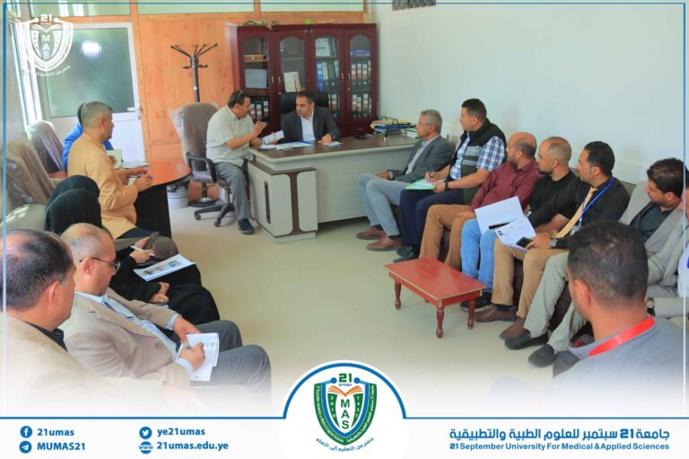 معالي رئيس الجامعة الاستاذ الدكتور مجاهد علي معصار يناقش مع نائب رئيس الجامعة لشؤون الطلاب الأستاذ الدكتور جميل مجلي والأمين العام الأستاذ عبد الكريم الأكحلي وامناء الكليات ومديري العموم, الاستعدادات لحفل استقبال الطلاب الجدد للعام١٤٤٧ھ وتكريم الكليات التي حصلت على الاعتماد الأكاديمي البرامجي الوطني والجهات المساهمة في ذلك.