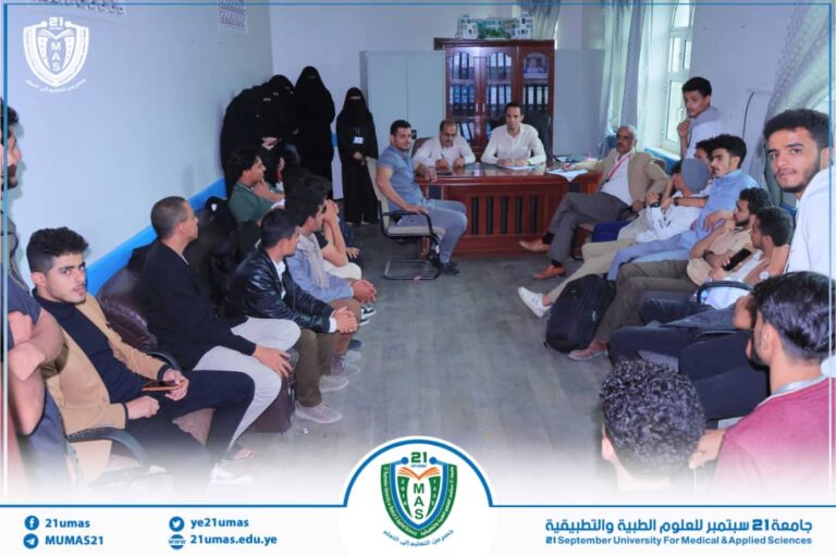 جانب من اجتماع عميد كلية الهندسة والحاسوب الاستاذ الدكتور عبد الرحمن عبيد ونائبه الدكتور عوض القباطي, مع طلاب الكلية لمناقشة الاستعدادات والترتيبات للحفل الذي ستنظمه الكلية غداً بمناسبة المولد النبوي الشريف,1447ھ…