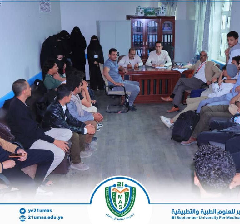 جانب من اجتماع عميد كلية الهندسة والحاسوب الاستاذ الدكتور عبد الرحمن عبيد ونائبه الدكتور عوض القباطي, مع طلاب الكلية لمناقشة الاستعدادات والترتيبات للحفل الذي ستنظمه الكلية غداً بمناسبة المولد النبوي الشريف,1447ھ…