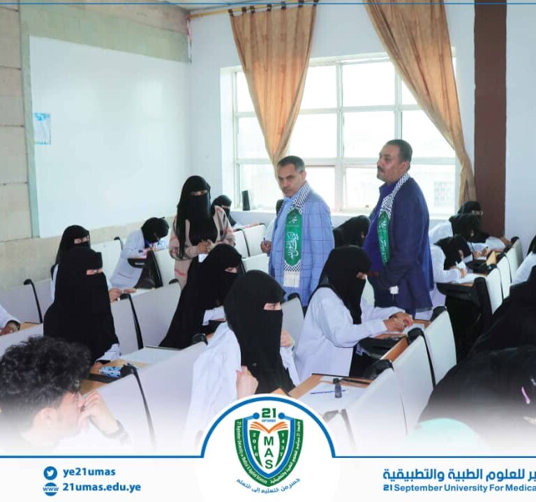 معالي رئيس الجامعة الأستاذ الدكتور مجاهد علي معصار يتفقد سير العملية التعليمية في مختلف كليات الجامعة. رافقه خلال الزيارة المستشار الثقافي عميد كلية الإدارة الطبية الأستاذ الدكتور ابراهيم الحمدي..