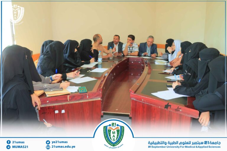 بإشراف مباشر من معالي رئيس الجامعة الأستاذ الدكتور مجاهد علي معصار، مسجل عام الجامعة الأستاذ علي مدار يترأس اجتماعاً لمديري ومنسقي الشؤون الأكاديمية والاختبارات في الكليات والمراكز لمناقشة الاستعدادات لاختبارات الفصل الدراسي الأول ١٤٤٧هـ.