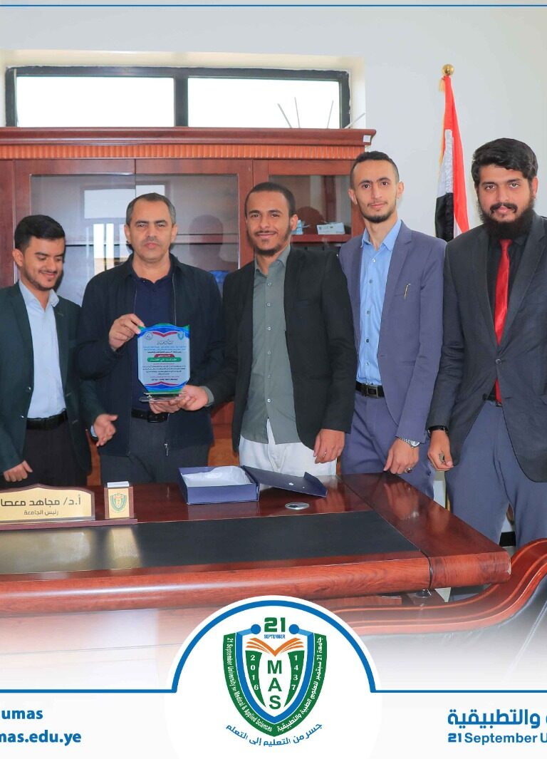 طلبة الدفعة الخامسة طب يكرمون معالي رئيس الجامعة