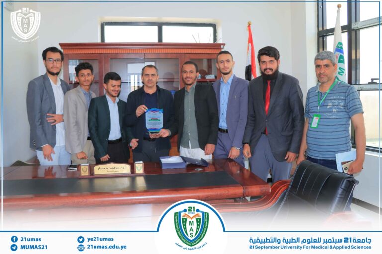 طلبة الدفعة الخامسة طب يكرمون معالي رئيس الجامعة