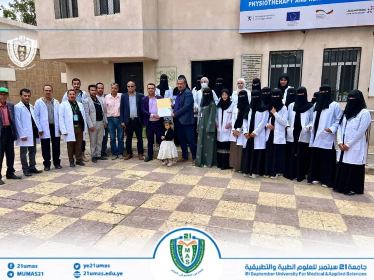 عميد كلية الإدارة الطبية الأستاذ الدكتور/ إبراهيم الحمدي ومعه أمين الكلية أ. خولة الموشكي, يكرم مسؤول التدريب في مستشفى الكويت الدكتور/ زايد الخولاني، تقديراً لجهوده المتميزة وما يقدمه من تسهيلات كبيرة لطلابنا في مختلف التخصصات والكليات. كما شمل التكريم الإشادة بجهود جميع المدربين وكل من ساهم في دعم أبنائنا الطلاب خلال فترة التدريب الميداني. ويأتي ذلك بعد انتهاء تدريب الدفعة السابعة (المستوى الرابع) للفصل الأول من العام الجامعي 2026/2025م. علاوة على ذلك, الاطلاع على أوضاع بقية الطلاب في المستشفيات الأخرى ودعمهم عن قرب.