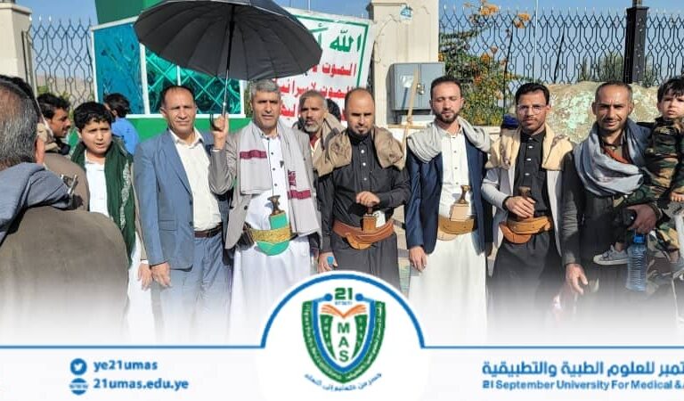 بمشاركة منتسبي جامعة 21 سبتمبر للعلوم الطبية والتطبيقية طوفان بشري بالعاصمة صنعاء في مليونية “رفضا للمؤامرة الصهيوأمريكية.. وثباتاً مع غزة حتى النصر”