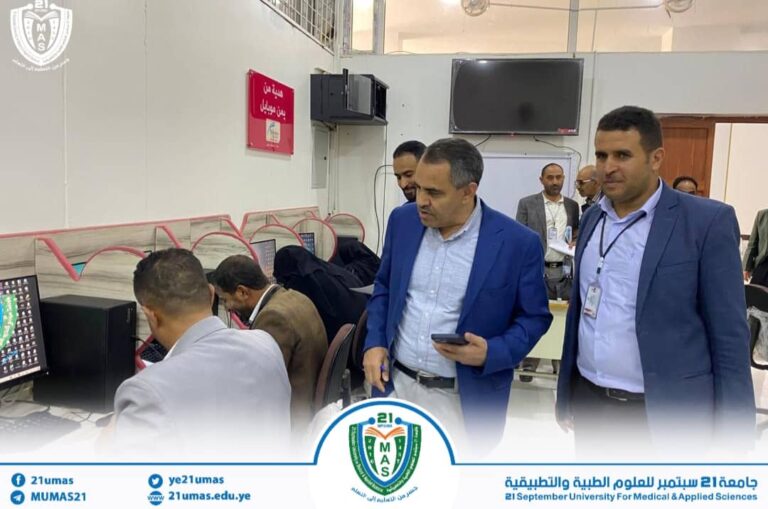 معالي رئيس الجامعة الأستاذ الدكتور مجاهد علي معصار يتفقد سير اختبارات الكفاءة في اللغتين العربية  والإنجليزية والحاسوب لطلاب الدراسات العليا (ماجستير ودكتوراه) التي ينفذها مركز اللغات والترجمة ومركز الحاسوب بعمادة البيئة وخدمة المجتمع.
