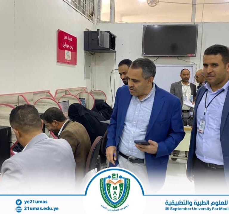 معالي رئيس الجامعة الأستاذ الدكتور مجاهد علي معصار يتفقد سير اختبارات الكفاءة في اللغتين العربية  والإنجليزية والحاسوب لطلاب الدراسات العليا (ماجستير ودكتوراه) التي ينفذها مركز اللغات والترجمة ومركز الحاسوب بعمادة البيئة وخدمة المجتمع.