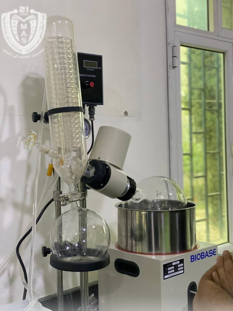 جامعة 21 سبتمبر تعزز قدراتها البحثية بتوفير جهاز المبخر الدوار في معمل العقاقير والسموم