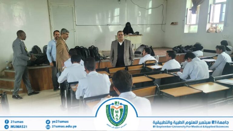 جانب من تفقد نائب رئيس الجامعة لشؤون الطلاب الأستاذ الدكتور جميل مجلي لعملية الاختبارات النهائية للفصل الدراسي الأول ١٤٤٧ھ.