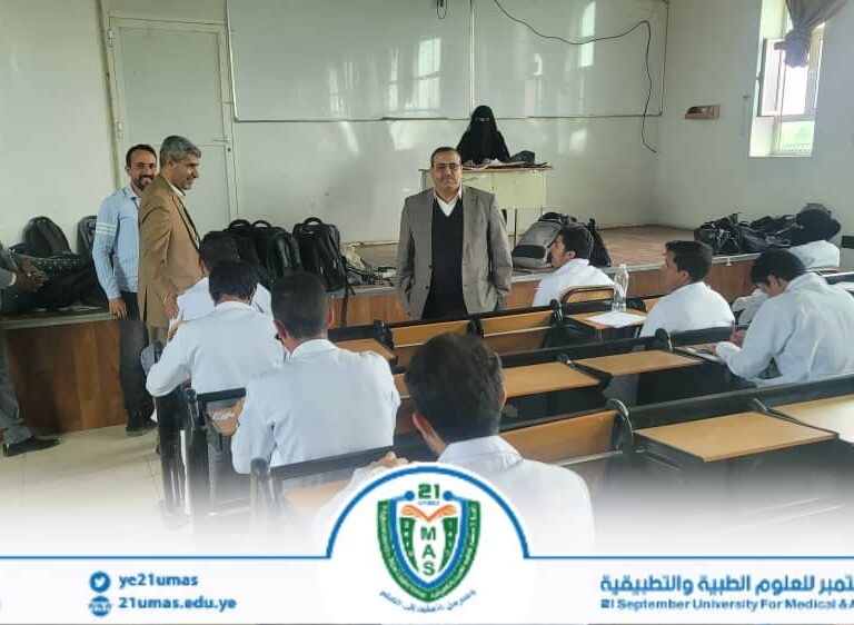 جانب من تفقد نائب رئيس الجامعة لشؤون الطلاب الأستاذ الدكتور جميل مجلي لعملية الاختبارات النهائية للفصل الدراسي الأول ١٤٤٧ھ.