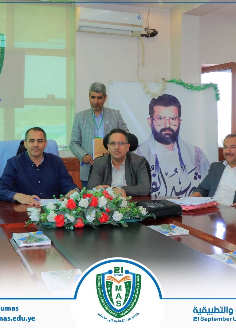معالي رئيس الجامعة الأستاذ الدكتور مجاهد علي معصار يناقش مع عدد من قيادات الجامعة الأكاديمية والإدارية عددا من المواضيع المتعلقة بسير العملية التعليمية والإدارية والفنية بالجامعة.