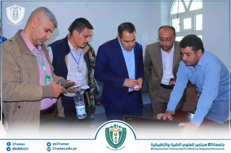 معالي رئيس الجامعة الأستاذ الدكتور/ مجاهد علي معصار, ومعه الأمين العام المساعد الأستاذ رفاقي الأغبري,  يتفقد سير العملية الأكاديمية والإدارية في مختلف قطاعات الجامعة …