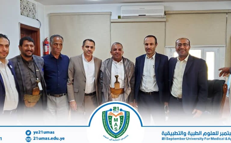 معالي رئيس الجامعة الأستاذ الدكتور مجاهد علي  معصار يناقش مع معالي وزير الخدمة المدنية والتطوير الإداري الاستاذ الدكتور خالد الحوالي عدداً من المواضيع المتعلقة بالشأن الأكاديمي والإداري بالجامعة..
