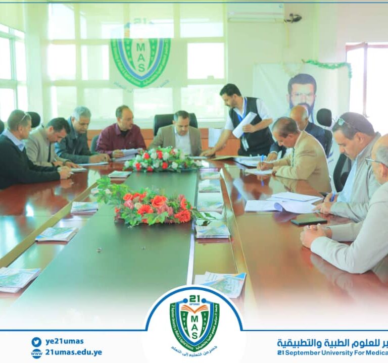 معالي رئيس الجامعة الأستاذ الدكتور مجاهد علي معصار يناقش مع أمين عام الجامعة والإدارة العامة للشئون المالية عددا من المواضيع المتعلقة بسير العمل المالي والإداري بالجامعة