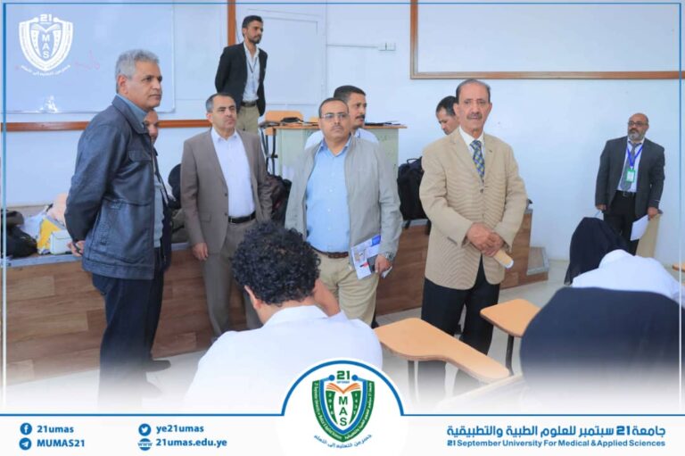 معالي رئيس الجامعة الأستاذ الدكتور مجاهد علي معصار, ومعه نائب رئيس الجامعة لشؤون الطلاب الأستاذ الدكتور جميل مجلي وأمين عام الجامعة الأستاذ عبد الكريم الأكحلي, يتفقد سير عملية الاختبارات النهائية للفصل الدراسي الأول ١٤٤٧ھ في مختلف كليات الجامعة