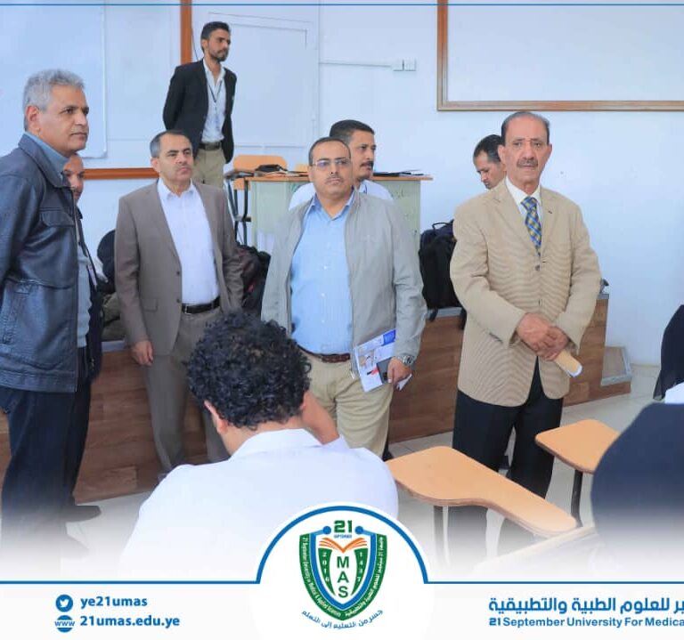 معالي رئيس الجامعة الأستاذ الدكتور مجاهد علي معصار, ومعه نائب رئيس الجامعة لشؤون الطلاب الأستاذ الدكتور جميل مجلي وأمين عام الجامعة الأستاذ عبد الكريم الأكحلي, يتفقد سير عملية الاختبارات النهائية للفصل الدراسي الأول ١٤٤٧ھ في مختلف كليات الجامعة
