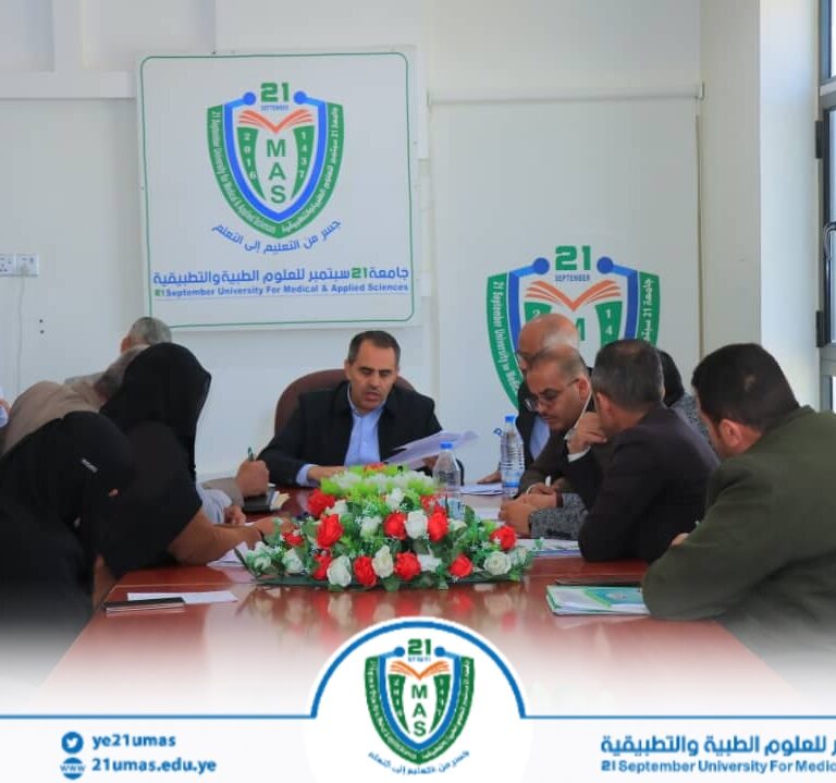 معالي رئيس الجامعة الأستاذ الدكتور مجاهد علي معصار, بحضور نائب رئيس الجامعة للشؤون الأكاديمية الأستاذ الدكتور مطيع ابو عريج وأمين عام الجامعه الأستاذ عبد الكريم الأكحلي ,يناقش مع عمادة كلية الطب والإدارة العامة للشؤون المالية والخدمات والمعامل تفاصيل المناقصة العامة لتوريد اجهزة معامل كلية الطب.