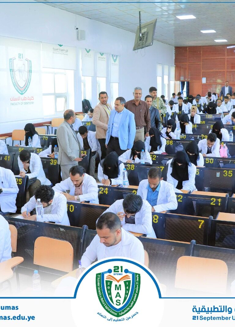 معالي رئيس الجامعة الأستاذ الدكتور مجاهد علي معصار يطلع على سير اختبارات البكالوريوس (جراحة) الدفعة الرابعة طب  ومعه أمين عام الجامعة الأستاذ عبد الكريم الأكحلي و نائب عميد الكلية لشئون الطلاب الأستاذ الدكتور أحمد يحيى مبارك و آمين عام الكلية الأستاذ ردفان الجماعي