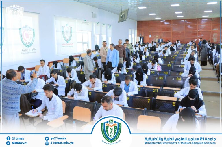 معالي رئيس الجامعة الأستاذ الدكتور مجاهد علي معصار يطلع على سير اختبارات البكالوريوس (جراحة) الدفعة الرابعة طب  ومعه أمين عام الجامعة الأستاذ عبد الكريم الأكحلي و نائب عميد الكلية لشئون الطلاب الأستاذ الدكتور أحمد يحيى مبارك و آمين عام الكلية الأستاذ ردفان الجماعي