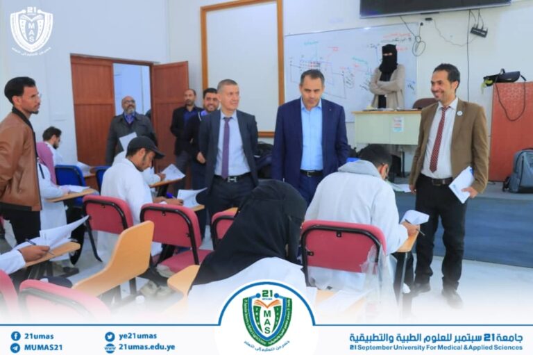 معالي رئيس الجامعة الأستاذ الدكتور مجاهد علي معصار,ومعه نائبه  للدراسات العليا والبحث العلمي الأستاذ الدكتور سليم الرياشي,  يتفقد سير الاختبارات النهائية بكلية الطب.