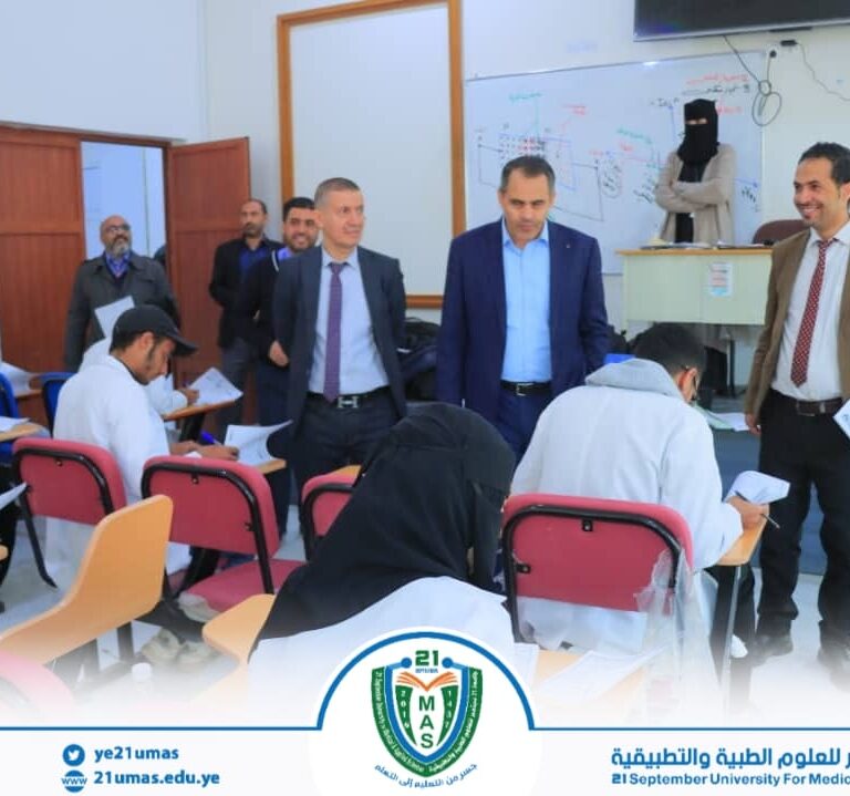 معالي رئيس الجامعة الأستاذ الدكتور مجاهد علي معصار,ومعه نائبه  للدراسات العليا والبحث العلمي الأستاذ الدكتور سليم الرياشي,  يتفقد سير الاختبارات النهائية بكلية الطب.
