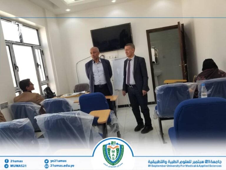 نائب رئيس الجامعة لشئون الدراسات العليا والبحث العلمي الأستاذ الدكتور سليم ناصر الرياشي ومعه مساعده الأستاذ الدكتور محمد الدروبي يتفقدان سير اختبارات نهاية الفصل في برنامج ماجستير تخصص رعاية تنفسية.