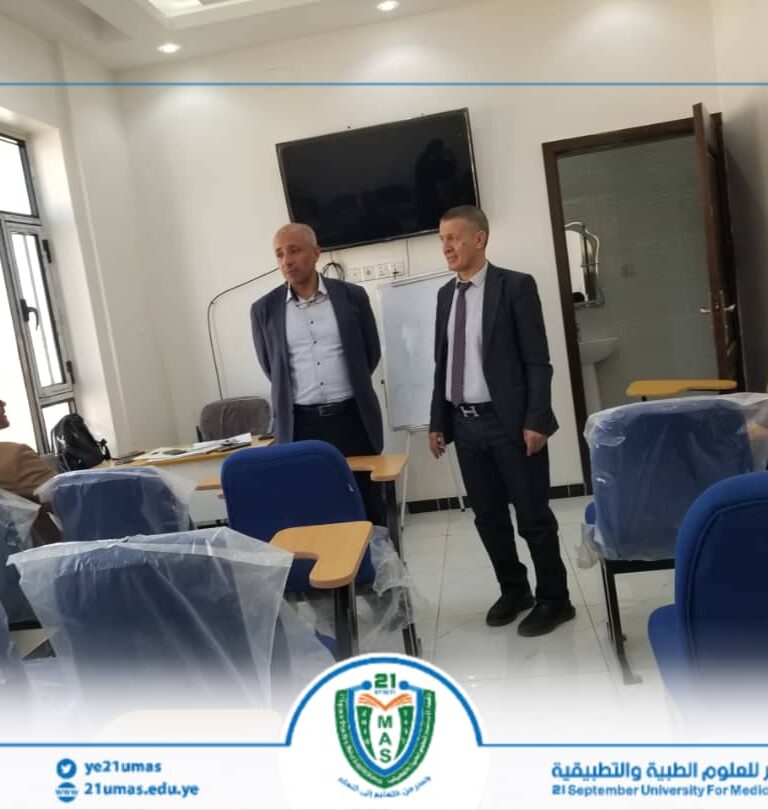 نائب رئيس الجامعة لشئون الدراسات العليا والبحث العلمي الأستاذ الدكتور سليم ناصر الرياشي ومعه مساعده الأستاذ الدكتور محمد الدروبي يتفقدان سير اختبارات نهاية الفصل في برنامج ماجستير تخصص رعاية تنفسية.